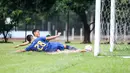 Pemain Korea-Korea Selecao (KKS) dan pemain Akademi Sepak Bola Intinusa Olah Prima (ASIOP) berebut bola saat melakukan laga uji coba di Lapangan Sutasoma, Halim, Jakarta Timur, Selasa (18/11/2024). (Bola.com/Bagaskara Lazuardi)
