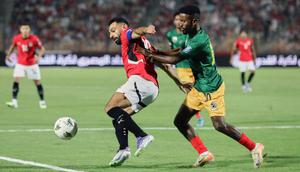 Mohamed Salah dari Mesir (kiri) ditantang oleh Beneyam Belay dari Ethiopia dalam pertandingan kualifikasi Piala Dunia antara Mesir dan Ethiopia di Stadion Internasional Kairo, Kairo, Jumat, 5 September 2025. (Foto AP/Khalid Elfiqi)
