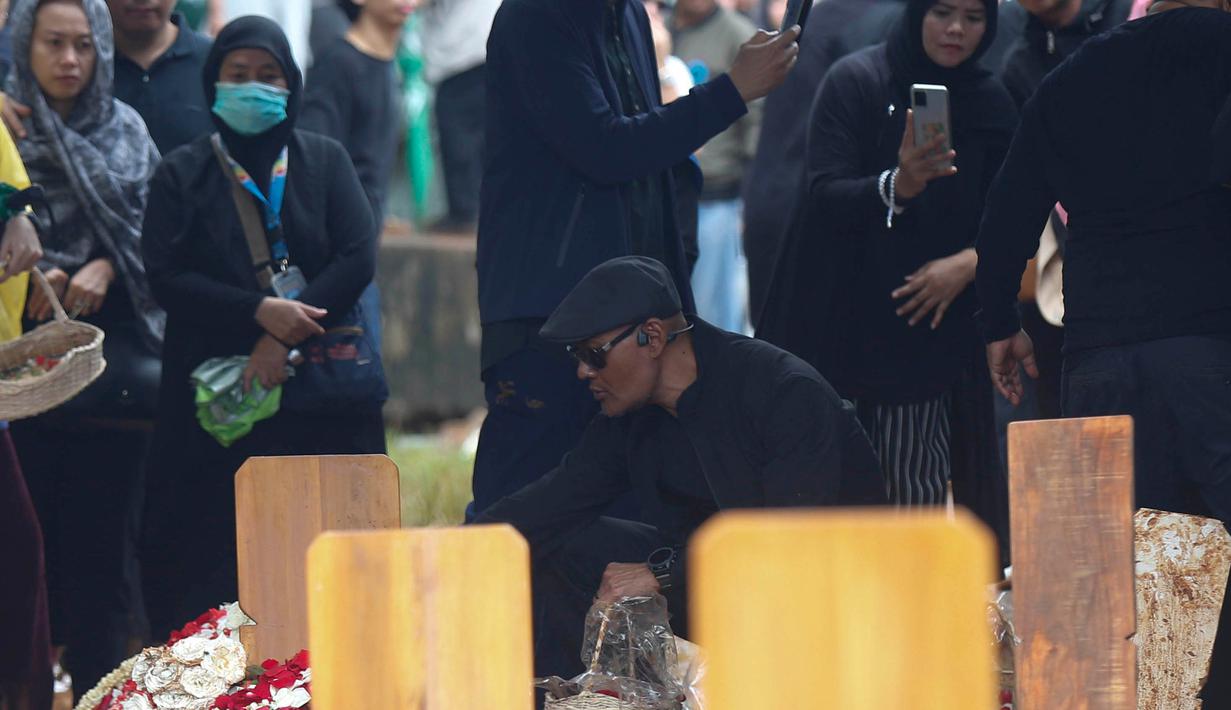 Sejumlah rekan selebriti juga turut hadir mengantar jenazah Vidi Aldiano ke peristirahatan terakhirnya di Tempat Pemakaman Umum (TPU) Tanah Kusir, Jakarta. Tampak dalam foto, YouTuber, Deddy Corbuzier, menabur bunga di sisi makam Oxavia Aldiano atau lebih dikenal dengan nama Vidi Aldiano di Tempat Pemakaman Umum (TPU) Tanah Kusir, Jakarta, Minggu (8/3/2026). (Kapanlagi.com/Budy Santoso)