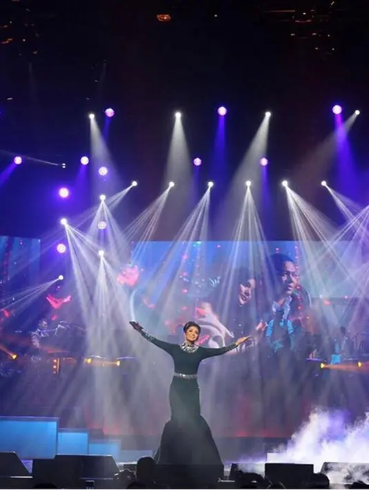 Konser bertajuk Romansa tiga hari digelar, 24-26 Februari itu, Krisdayanti membagikan kebahagiaannya. Beberapa foto diunggah ke dalam media sosialnya. Terlihat suami dan anak-anaknya setia menemani saat konser. (Instagram/krisdayantilemos)