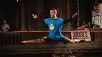 Seorang peserta beraksi di kompetisi slackline Red Bull Airlines di Catania, Italia, Sabtu (8/10). Red Bull Airlines adalah kompetisi slackline yang digelar di ketinggian 7 meter di atas tanah.(REUTERS)