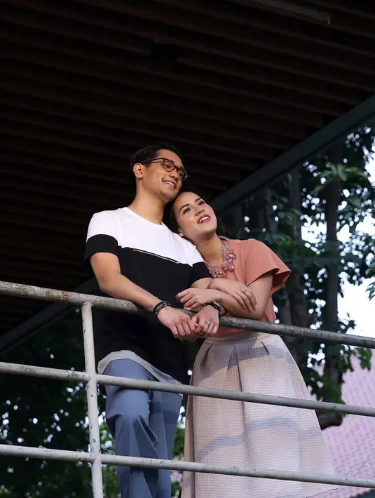 Raisa sendiri mengaku sangat gugup ketika berkasih mesra dengan Afgan. Beruntungnya, mereka selama ini sudah sering menjalani duet di atas panggung. (Nurwahyunan/Bintang.com)