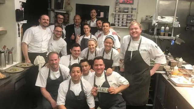 Mike berfoto bersama juru masak dan pelayan (Instagram/@bokorestaurant)