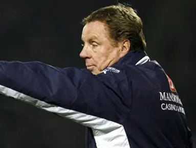 Harry Redknapp, Manager of Tottenham Hotspur gestures to players during the Carling Cup quarter Final football match against Watford at Vicarage Road in London, on December 3, 2008. AFP PHOTO/IAN KINGTON