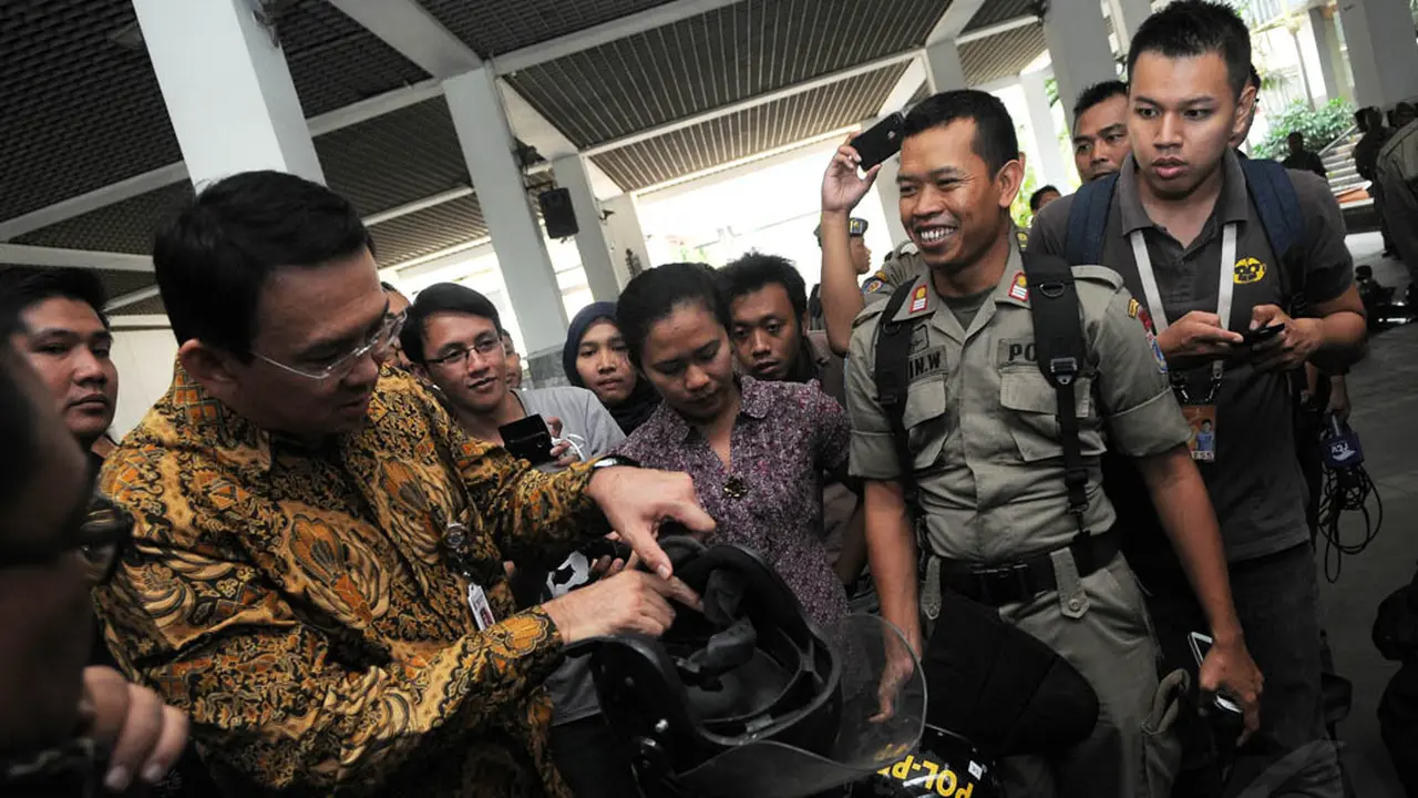 Ahok Jajal Peralatan Satpol PP