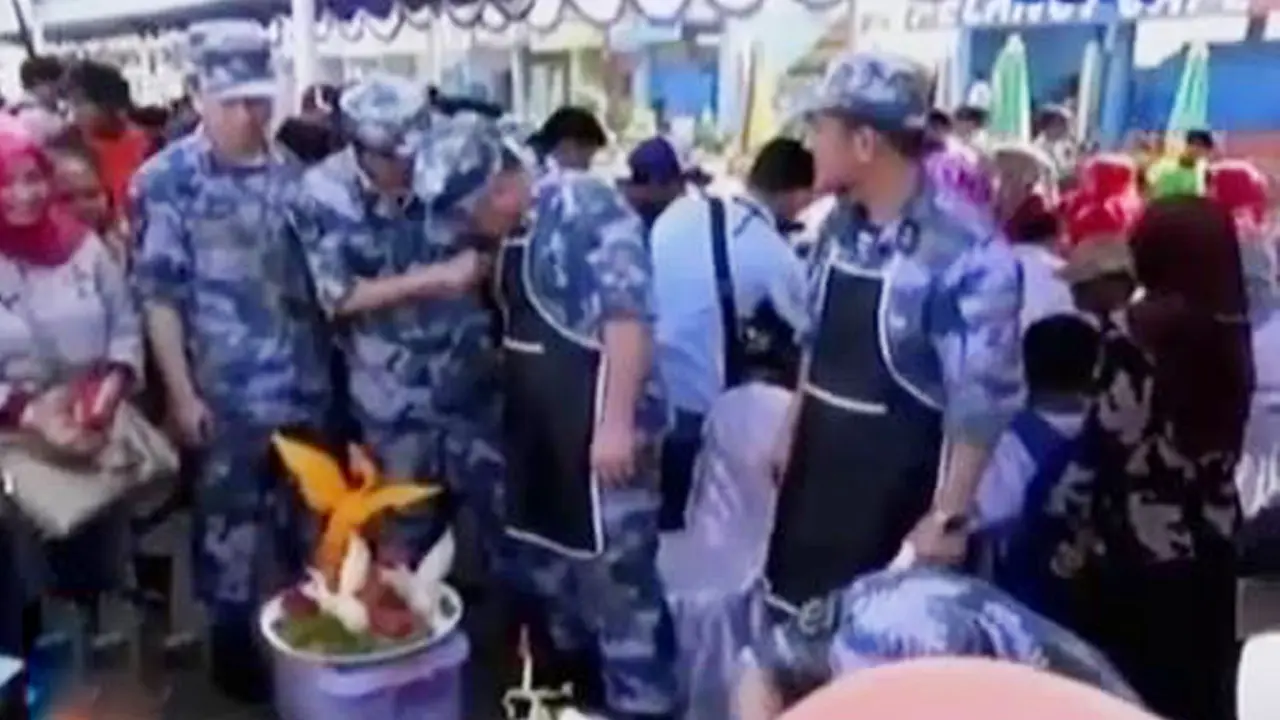 VIDEO: Puluhan Serdadu Asing Ini Semangat Memasak Rendang