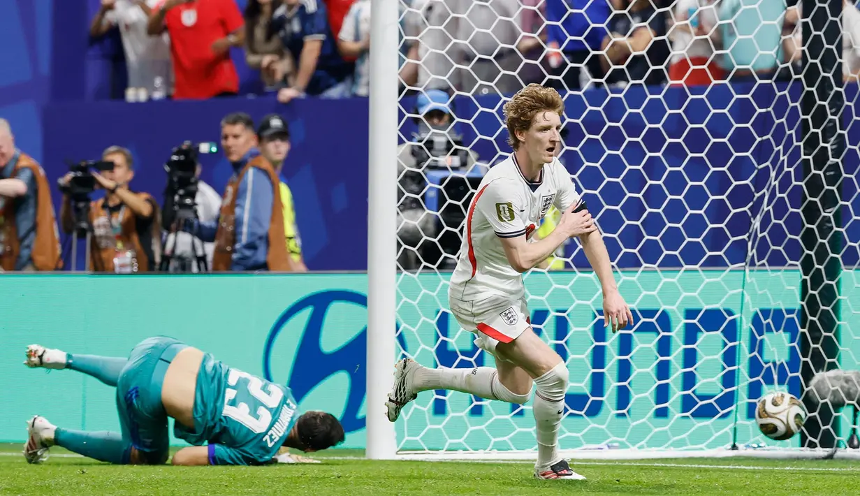 Pemain Inggris Anthony Gordon bereaksi setelah mencetak gol pertama selama pertandingan semifinal Piala Dunia antara Inggris dan Argentina di Atlanta, Rabu, 15 Juli 2026. (AP Photo/Erik S. Lesser)