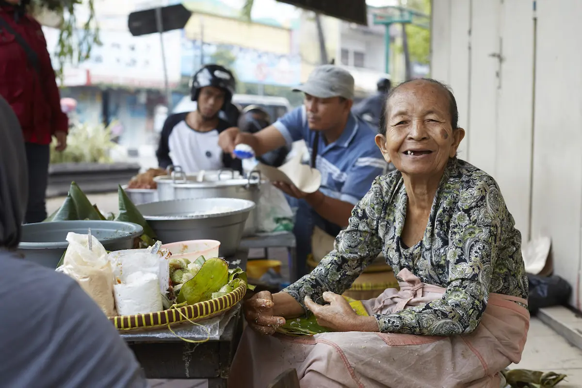 Mbah Satinem dalam Street Food Asia (Netflix)