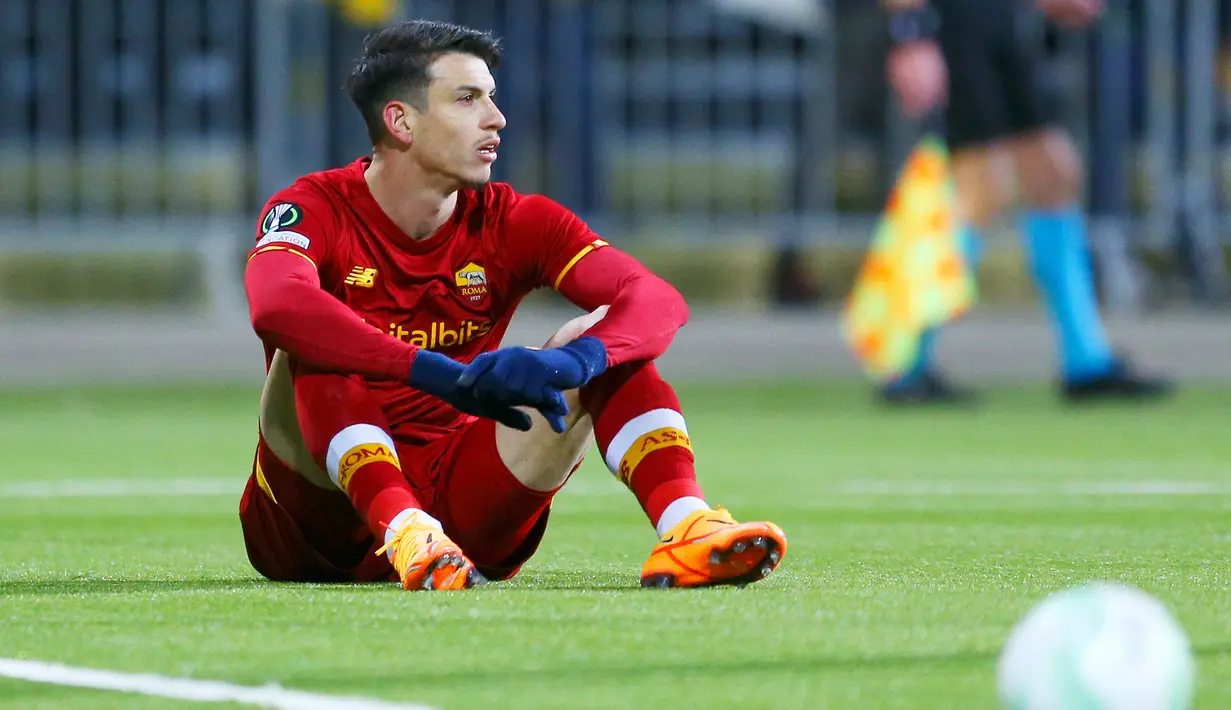 Reaksi bek AS Roma Roger Ibanez setelah leg pertama perempat final UEFA Europa Conference League melawan Bodo/Glimt pada leg pertama perempat final UEFA Europa Conference League di Aspmyra Stadion, Jumat (8/4/2022) dini hari WIB. Bodo/Glimt sukses mengalahkan AS Roma dengan skor 2-1. (Mats Torbergse