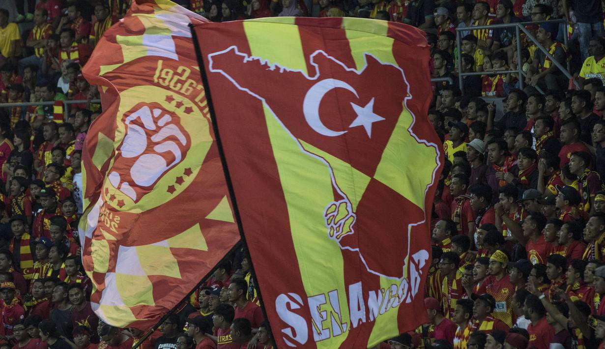 Suporter Selangor FA memberikan dukungan saat melawan Kuala Lumpur FA pada laga Liga Super Malaysia di Stadion Kuala Lumpur, Cheras, Minggu (4/2/2018). Kuala Lumpur FA kalah 0-2 dari Selangor FA. (Bola.com/Vitalis Yogi Trisna)