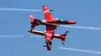 Pesawat tim aerobatik Angkatan Udara India, Suryakiran bersilangan saat mereka melakukan manuver pada hari pertama Aero India 2023 di pangkalan udara Yelahanka, Bengaluru, India, Senin (13/2/2023). Aero India adalah acara dua tahunan dengan demonstrasi terbang oleh tim pengganti dan militer serta paviliun komersial tempat perusahaan penerbangan memamerkan produk dan teknologi mereka. (AP Photo/Aijaz Rahi)