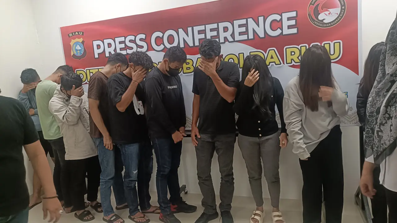 Muda-mudi yang digerebek Polda Riau di kamar hotel karena pesta narkoba.