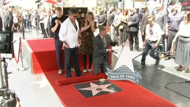 VIDEO: Simon Cowell Dianugerahi Hollywood Walk of Fame