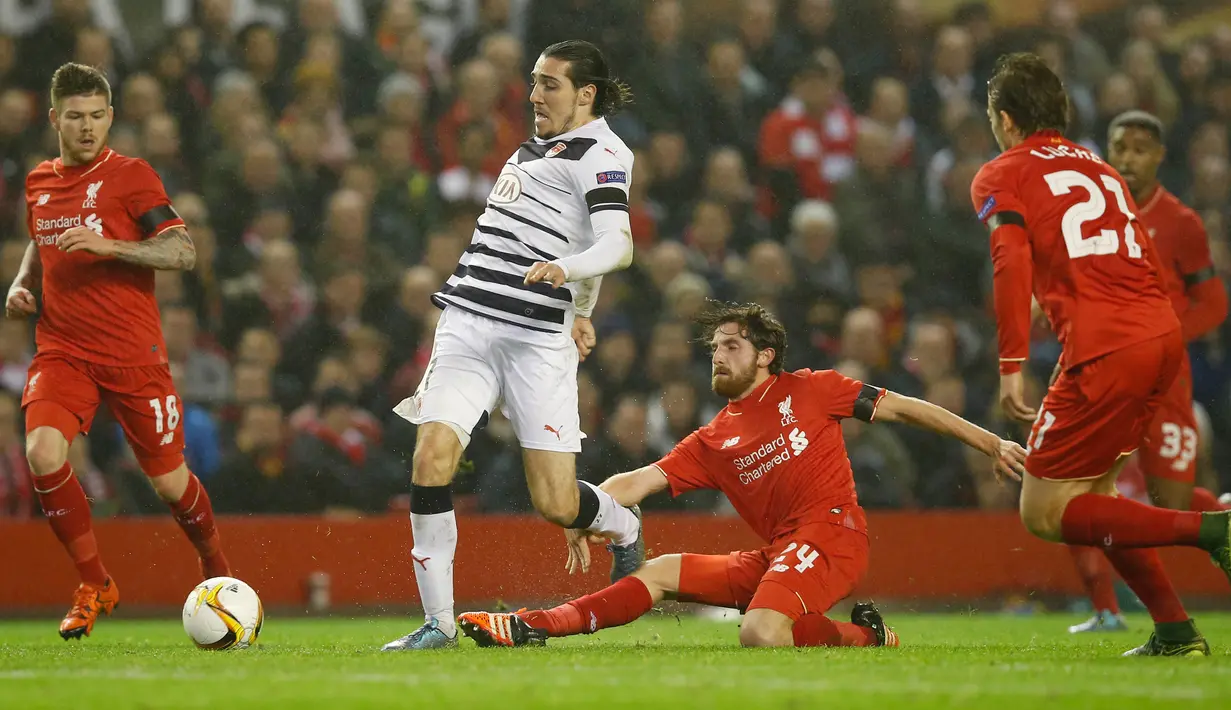 Gelandang Bordeaux, Nemanja Gudelj (tengah) berusaha membawa bola dari kejaran tiga pemain Liverpool pada laga Liga Europa Grup B di Stadion Anfield, Inggris (27/11). Liverpool menang atas Bordeaux dengan skor 2-1. (Reuters/Andrew Yates)