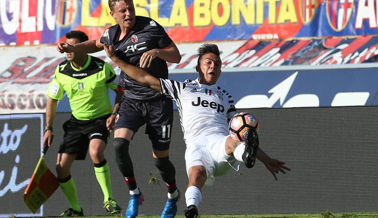Penyerang Juventus, Paulo Dybala, melakukan tendangan salto ke gawang Bologna pada giornata terakhir Liga Italia Serie A 2016-2017 di Stadion Renato Dall'Ara, Minggu (28/5/2017). Juventus menang 2-1. (EPA/Giorgio Benvenuti)