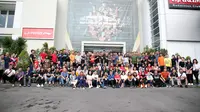 Para mantan atlet dan pelatih serta para pengurus PB Djarum berfoto bersama di depan GOR Djarum, Jati, Kudus, Jawa Tengah, Jumat (29/4). Mereka datang ke Kudus untuk merayakan hari ulang tahun ke-54 PB Djarum yang bertajuk "Reuni Super PB Djarum". (Bola.com/Dok. PB Djarum)