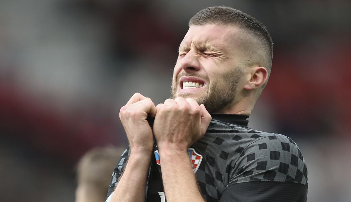 Peluang terbaik Kroasia dimiliki oleh Ante Rebic pada menit ke-39. Tendangannya melebar dari sasaran ketika dirinya beradu satu lawan satu dengan kiper Republik Ceska, Tomas Vaclik. Keunggulan Republik Ceska bertahan hingga turun minum. (Foto: AP/Pool/Robert Perry)