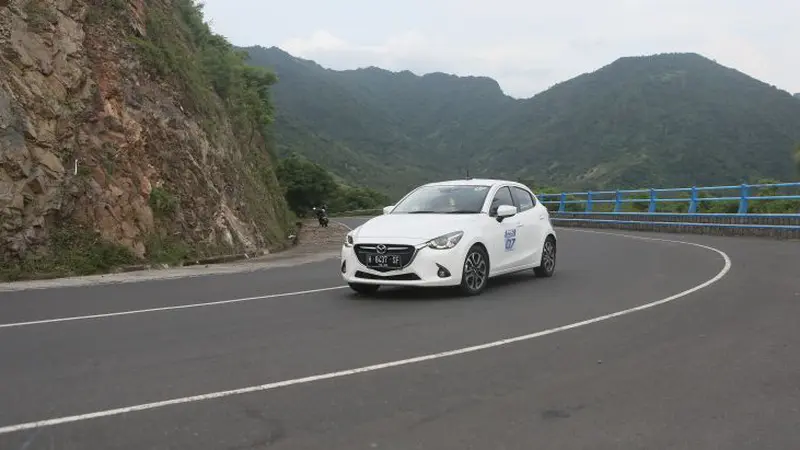 Mazda2 Taklukkan 3 Pulau dengan 44 Liter Bensin