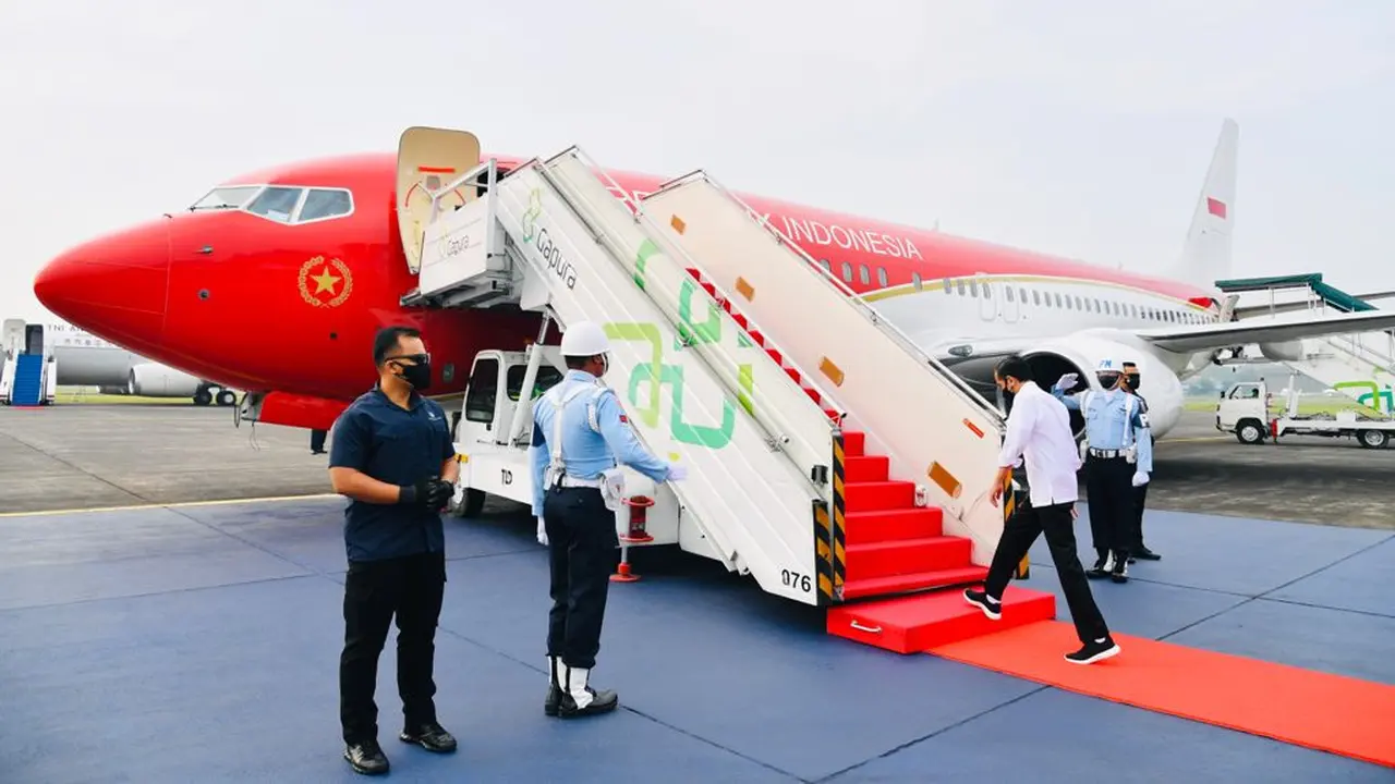 Presiden Jokowi mertolak menuju Madiun Jawa Timur untuk memantau vaksinasi Covid-19. (Setpres/Biro Pers)