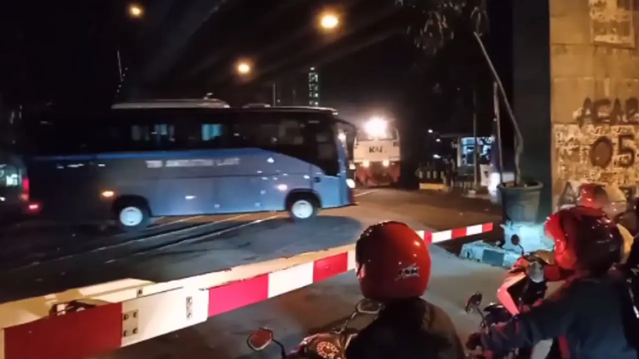 Viral 2 Bus TNI AL Terobos Palang Perlintasan Kereta Api di Malang