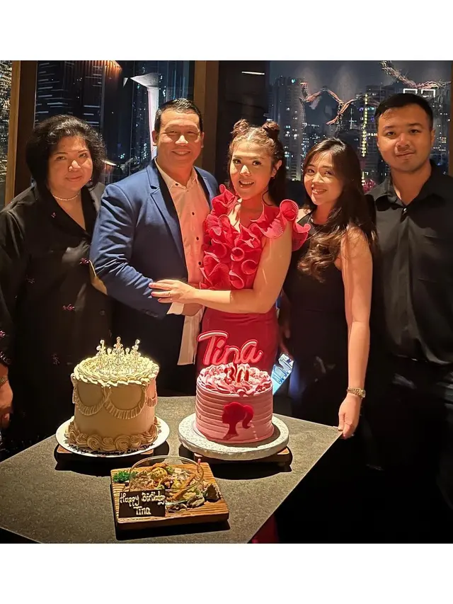 6 Potret Tina Toon Rayakan Ultah ke-30 Bareng Suami, Tampil Bak Barbie