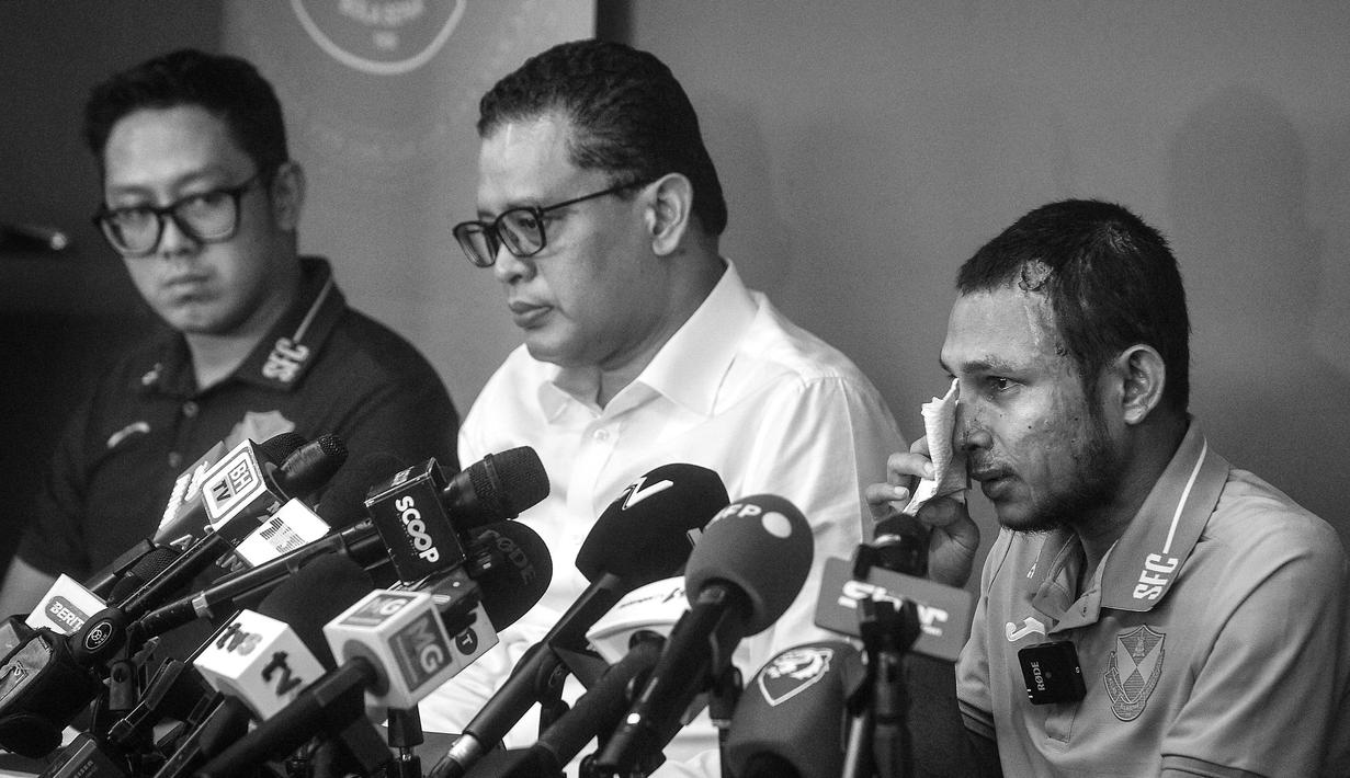 Pemain Malaysia, Faisal Halim saat jumpa pers pemusatan latihan Selangor FC di Padang SUK Shah Alam, Kamis (13/6/2024). Terlihat luka bakar di sejumlah bagian tubuhnya akibat insiden penyiraman air keras oleh orang yang tak dikenal pada 5 Mei 2024. (AFP/Arif Kartono)