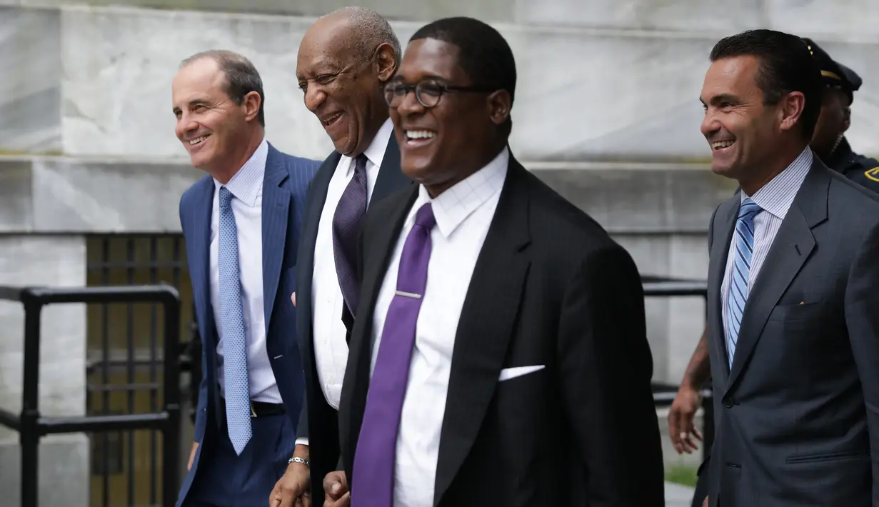 Bill Cosby meninggalkan Gedung Pengadilan Montgomery setelah melakukan sidang kasus kekerasaan seksual di Norristown, Pennsylvania, (6/6). Komedian 79 tahun ini dituduh melakukan pelecehan seksual. (AFP Photo/Dominick Reuter)