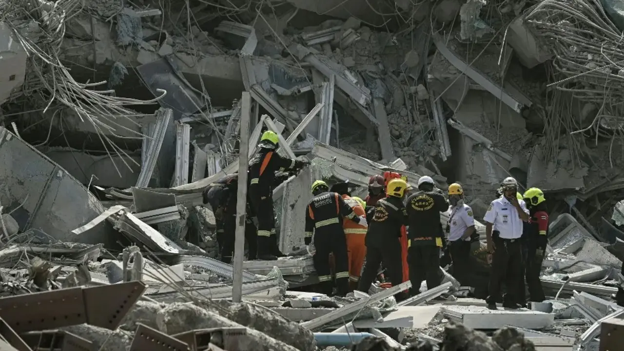 Tim penyelamat terlihat di lokasi konstruksi tempat sebuah bangunan runtuh di Bangkok pada 28 Maret 2025, setelah gempa bumi. (Dok: AFP/Lillian Suwanrumpha)