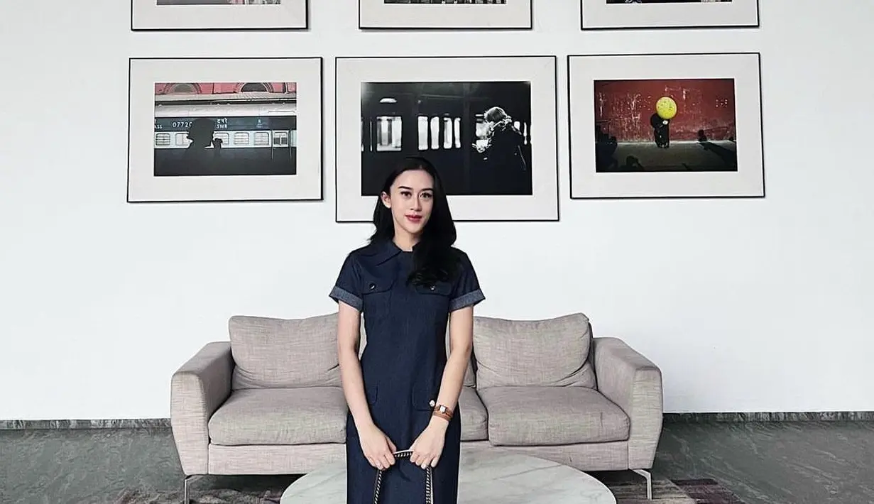 Mengenakan mini dress berkerah, Kusuma Puteri membawa tas Gucci putih dengan tali rantai untuk melengkapi tampilannya.  [@kusumaputeri]