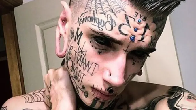 [Bintang] Demi Jadi Manusia Paling Aneh, Pria Ini Rela Jalani 40 Kali Operasi