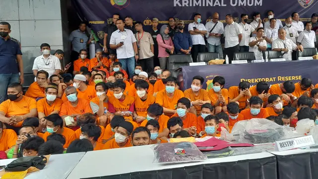 Polda Metro Jaya menghadirkan ratusan tersangka dalam konferensi pers di Polda Metro Jaya di Jakarta, Kamis (16/2/2023).
