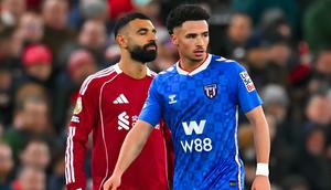 Pemain Sunderland Chemsdine Talbi (kanan) dan pemain Liverpool Mohamed Salah dalam pertandingan pekan ke-14 Liga Inggris 2025/2026 di Anfield pada Kamis (4/12/2025). (Dok. Sunderland)