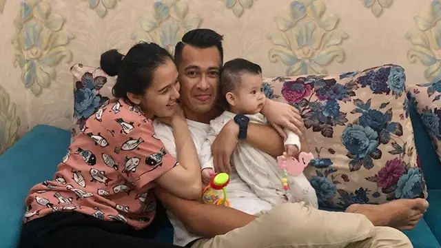 Jarang Tersorot, Ini 6 Potret Kebersamaan Eza Gionino dan Keluarga Kecilnya