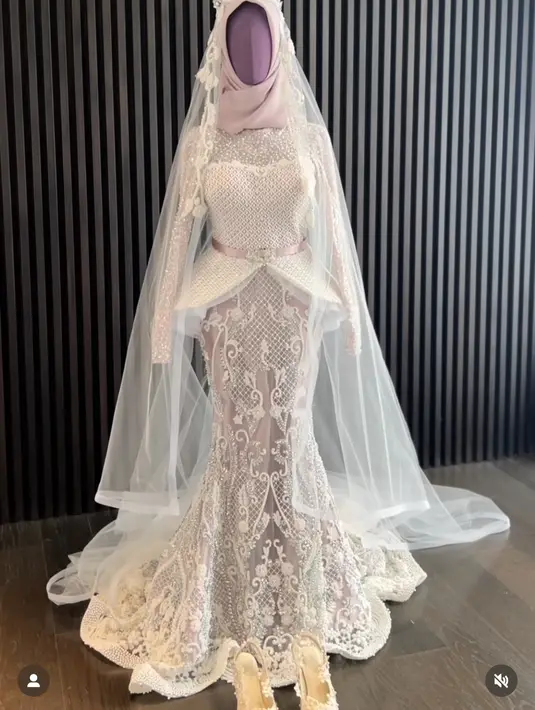 Gaun tersebut terlihat memiliki siluet bustier dengan desain peplum. Tren bustier di luar memang masih menjadi model yang diminati untuk wedding gown. (Foto: Instagram @rya_baraba)