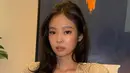 Penampilannya yang bak etheral itu merupakan hasil kerja sama dengan penata gaya Park Min Hee, yang juga menata busananya untuk peragaan busana Chanel sehari sebelumnya.  [@jennierubyjane].