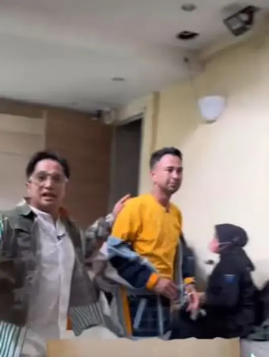<p>Pada pukul 08.30, bersama Raffi Ahmad, Irfan Hakim membawakan acara FYP di Trans TV. (Foto: Instagram/@irfanhakim75)</p>