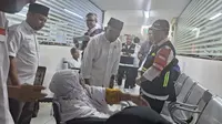 Menko PMK Muhadjir Effendy meninjau Klinik Kesehatan Haji Indonesia (KKHI) Madinah di Madinah, Sabtu (3/6/2023). (Liputan6.com/ Nafiysul Qodar)