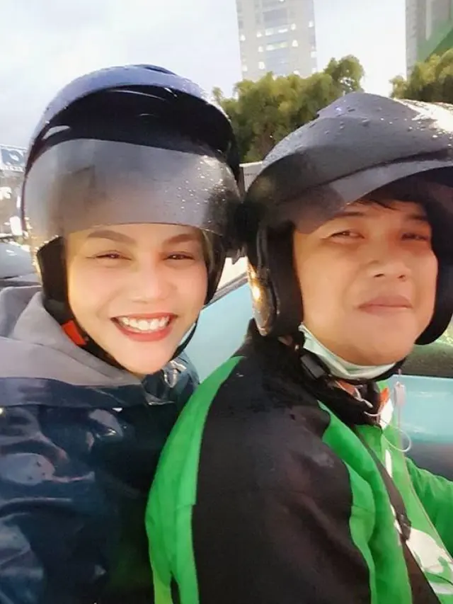6 Potret Seleb Naik Ojek Online, Driver Bahagia Banget