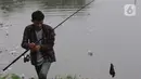 Warga memancing di bibir Waduk Cincin, Jakarta, Sabtu (19/6/2021). Ceceran sampah plastik ini mengganggu kemyamanan warga yang ingin menikmati suasana Waduk Cincin . (Liputan6.com/Helmi Fithriansyah)