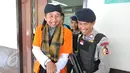 Terdakwa kasus terorisme Afif Abdul Majid dikawal petugas seusai menjalani sidang tuntutan di Pengadilan Negeri  Jakarta Pusat, Senin (8/6/2015). (Liputan6.com/Herman Zakharia)