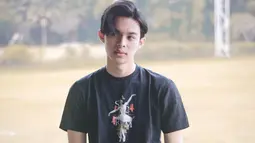 Vokalis grup musik ADAM ini juga dikenal lebih sering pakai baju dan outfit yang sederhana namun tetap fashionable. Gaya tatanan rambutnya juga sukses menunjang penampilannya. (Liputan6.com/IG/@rey_mbayang)