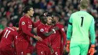 Pemain Liverpool merayakan gol tim mereka ke gawang Huddersfield Town dalam laga lanjutan Premier League 2018-19 pekan ke-36 di Anfield, Jumat (26/4). Bermain di kandang sendiri, Liverpool menang dengan skor telak 5-0.  (AP Photo/Jon Super)