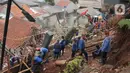 Petugas Suku Dinas Sumber Daya Air Jakarta Selatan menggunakan alat berat untuk mengeruk material pascalongsor di kawasan Ciganjur, Senin (12/10/2020). Alat berat dikerahkan mengeruk puing-puing bangunan tembok yang roboh pada kejadian longsor pada Sabtu 10 Oktober malam. (merdeka.com/Arie Basuki)
