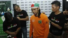 Pemain Persija, Ismed Sofyan dan Bruno Lopes, memberikan tanda tangan saat jumpa fans di Jakarta, Senin (2/10/2017). Acara yang diselenggarakan oleh Gojek ini menjadi ajang bertemunya The Jakmania dengan pemain idolanya. (Bola.com/M Iqbal Ichsan)