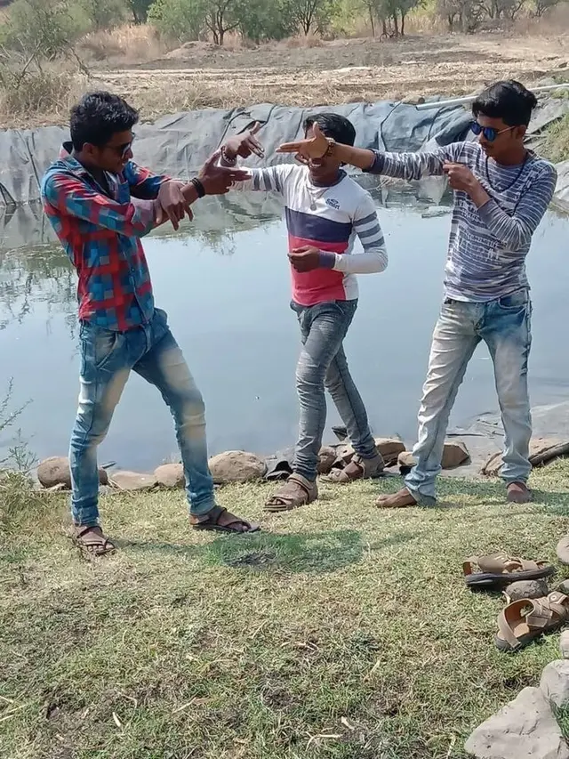 6 Pose Foto Orang India Ini Kelewat Absurd, Enggak Habis Pikir