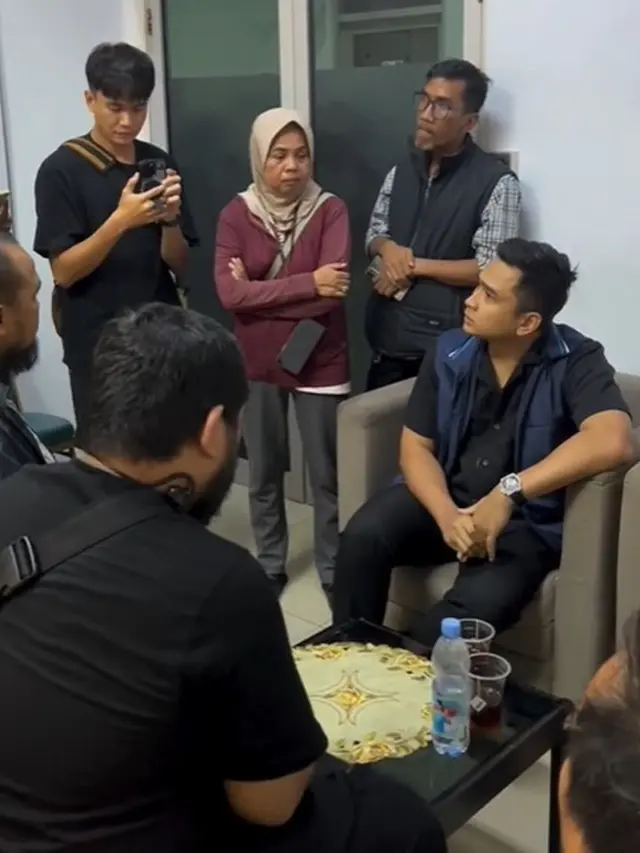 6 Potret Denny Sumargo dan Lutfi Agizal Temui Keluarga Ojol Korban Rantis Brimob di RSCM