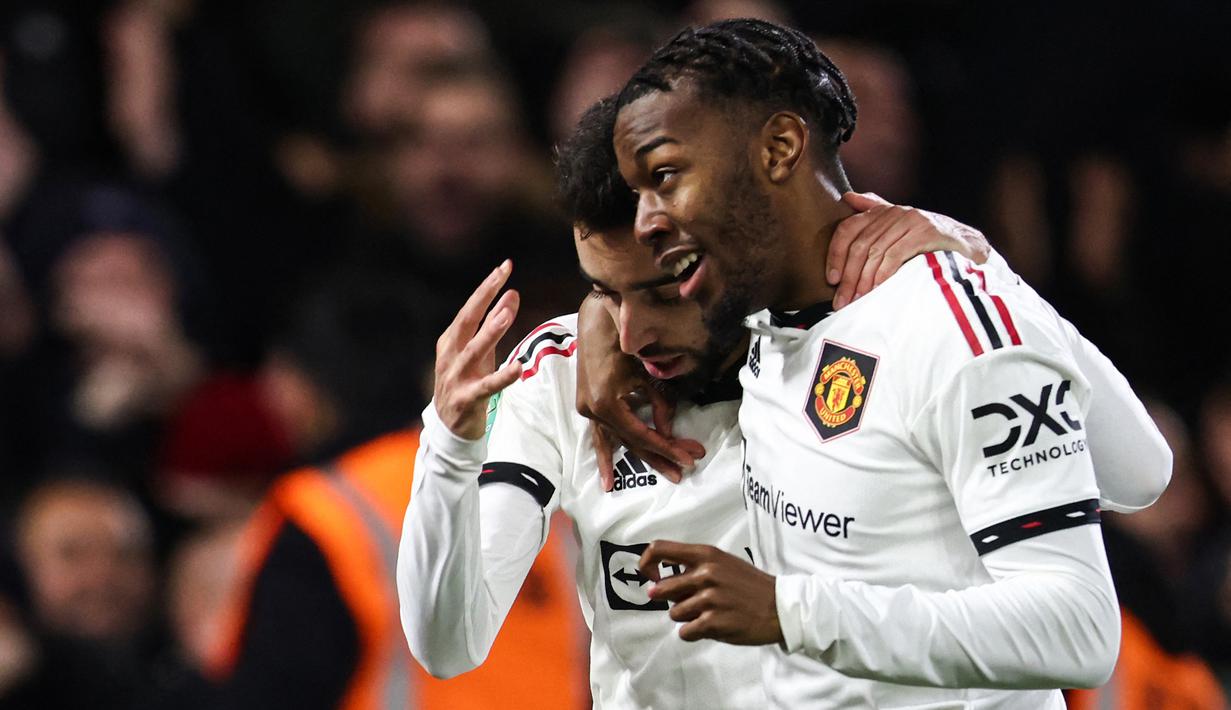 Selebrasi pemain Manchester United, Anthony Elanga (kanan) setelah memberikan umpan yang dikonversikan menjadi gol oleh Bruno Fernandes dalam pertandingan semifinal Carabao Cup 2022/2023, Rabu (25/1/2023). Anthony Elanga yang kini memasuki usia 21 tahun merupakan pemain muda yang diandalkan MU sejak era Ole Gunnar Solksjaer. Walau dimusim ini ia telah bermain sebanyak 16 kali disemua kompetisi, Erik Ten Hag harus lebih banyak memberikan kepercayaan kepada pemain timnas Swedia tersebut. (AFP/Darren Staples)