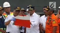 Menteri Perhubungan, Budi Karya Sumadi (tengah) melihat serpihan pesawat Lion Air JT 610 di Pelabuhan JICT 2, Jakarta, Selasa (30/10). Sejumlah barang ditemukan petugas dalam operasi pencarian. (Liputan6.com/Helmi Fithriansyah)