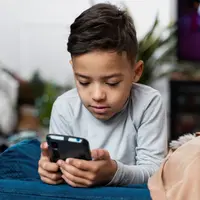 Daripada berkata, “Jangan ambil HP Mama!”, ubah menjadi “HP bukan mainan, tapi kamu bisa main dengan ini, ya.” (foto/dok: freepik)