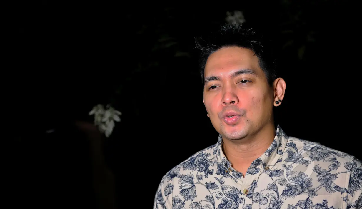 Vokalis Ada Band, Donnie Sibarani saat berbincang dengan Liputan6.com di RS Bersalin Asih Jakarta, Selasa (21/4/2015). Donnie baru saja dikaruniai seorang putra pada 18 April lalu yang diberi nama Kent Leopold Sibarani. (Liputan6.com/Faisal R Syam)